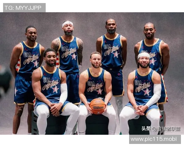 星条队大合照:库里拿球坐C位 詹姆斯和杰伦·布朗缺席 星条队大合照:库里拿球坐C位 詹姆斯和杰伦·布朗缺席